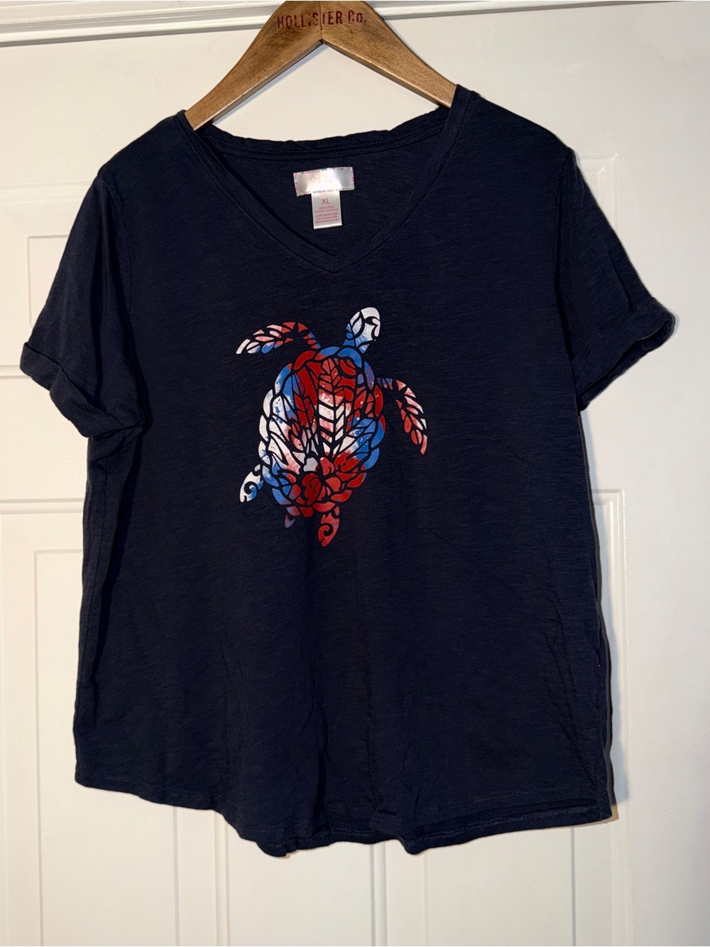 Stella Parker Navy V-Neck Tee with Red, White & Blue Turtle Graphic. Sz XL